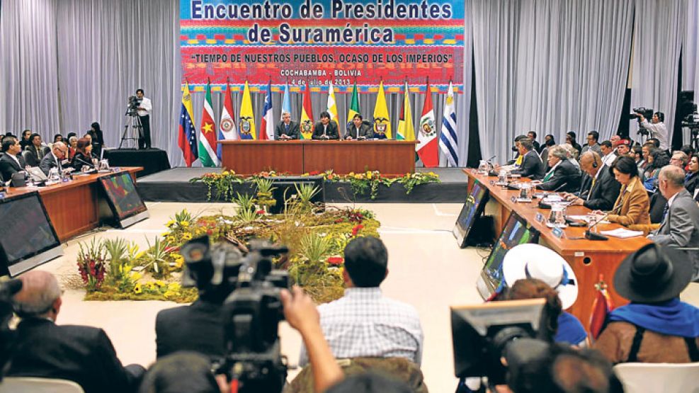 Todos unidos triunfaremos. Los presidentes de la Unasur se reunieron de urgencia el jueves en La Paz para respaldar a Evo Morales tras el conflicto con Bruselas.