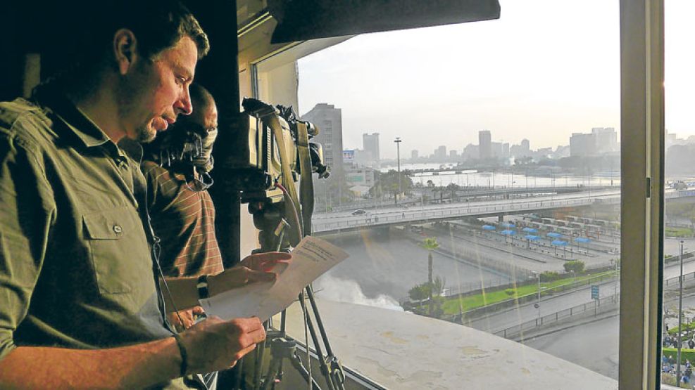 Trabajo y premio. El egipcio Mohyeldin en acción en El Cairo y premiado por PERFIL en 2011.