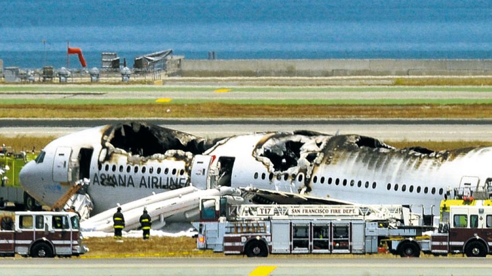 De película. El avión de la aerolínea de Corea del Sur perdió gran parte de su techo luego de que se prendiera fuego. Una cortina de humo se podía ver a varios metros del lugar. Los testigos aseguran 