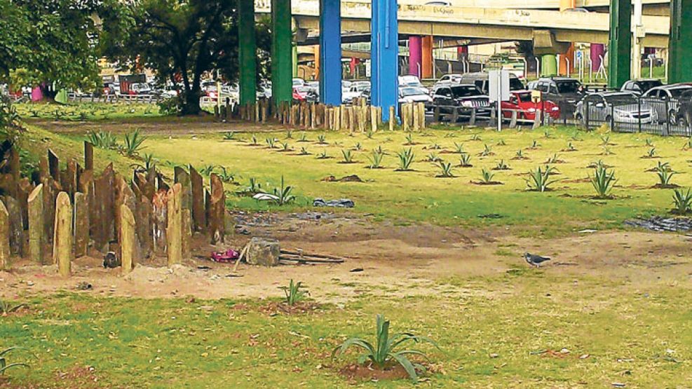 Obstáculos. Los palos están en los lugares que elegían los sin techo para pasar la noche. Vecinos denuncian que allí había robos, pero creen que la medida es violenta.