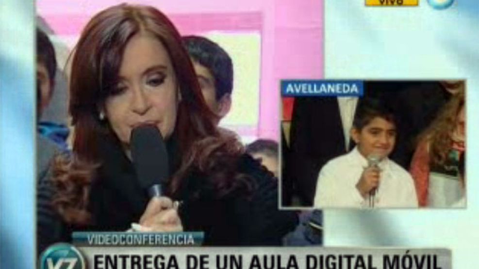 CFK hablando por videoconferencia con un alumno de una escuela de Avellaneda.