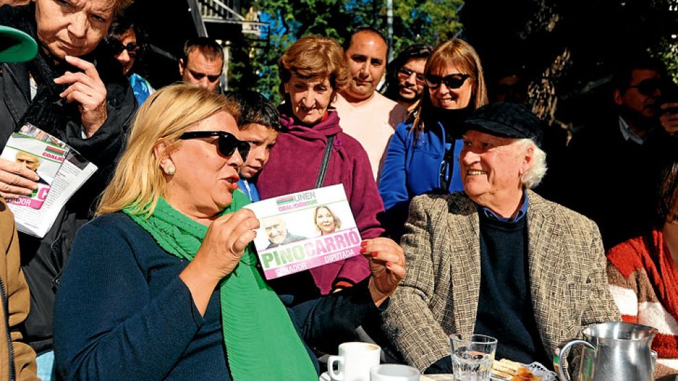 Enemistados en el pasado, ahora aliados. Elisa Carrió y Pino Solanas recorrieron Belgrano. Basan su campaña en la corrupción K.
