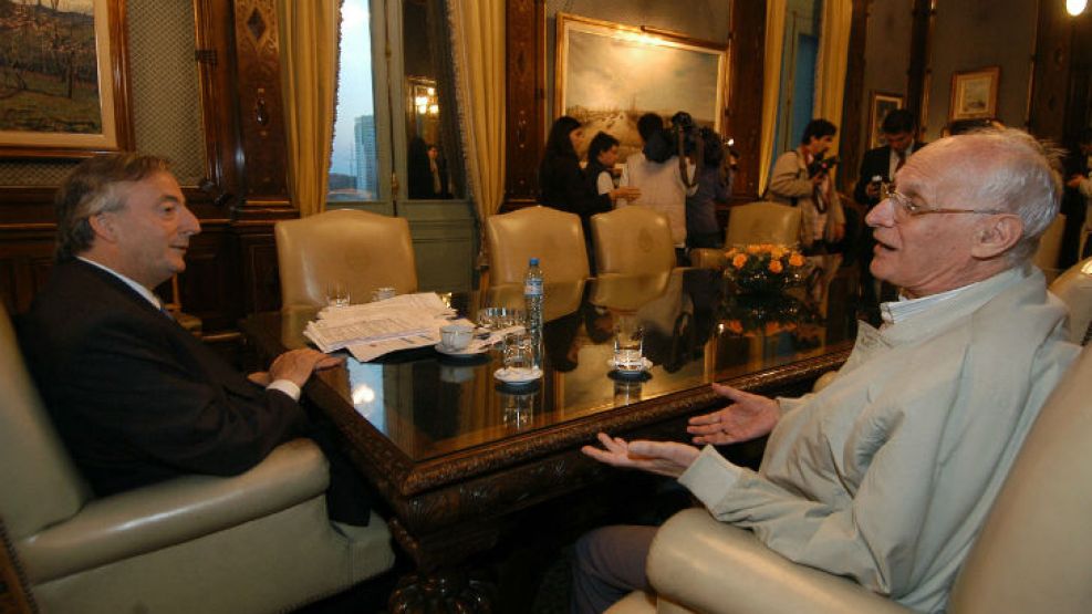 Junto a Néstor Kirchner, en 2006. En su última columna de opinión, Piña sostuvo que "es bueno que la gente empiece a pensar" y vaticinó "un desastre" para el kirchnerismo".