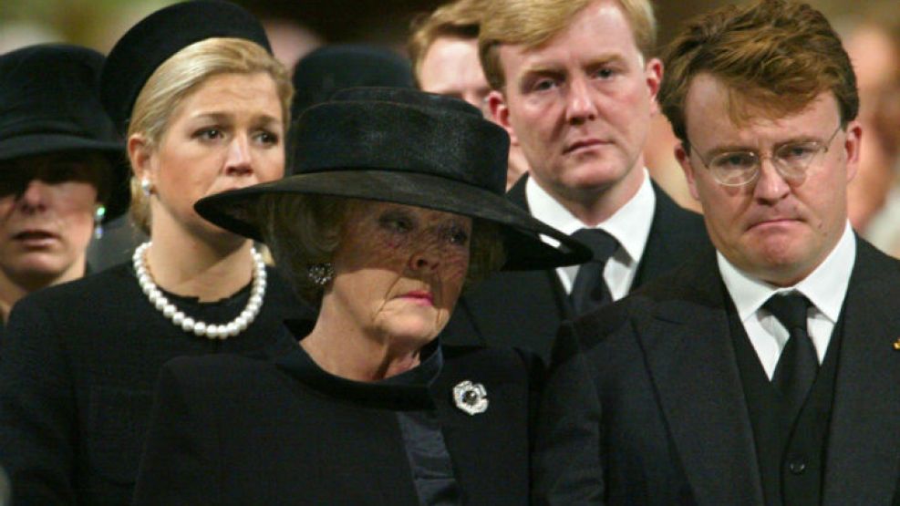 El príncipe Friso de Holanda, hermano del rey Guillermo Alejandro y cuñado de Máxima, junto a la Reina Beatriz en 2002 en el funeral del príncipe Claus.