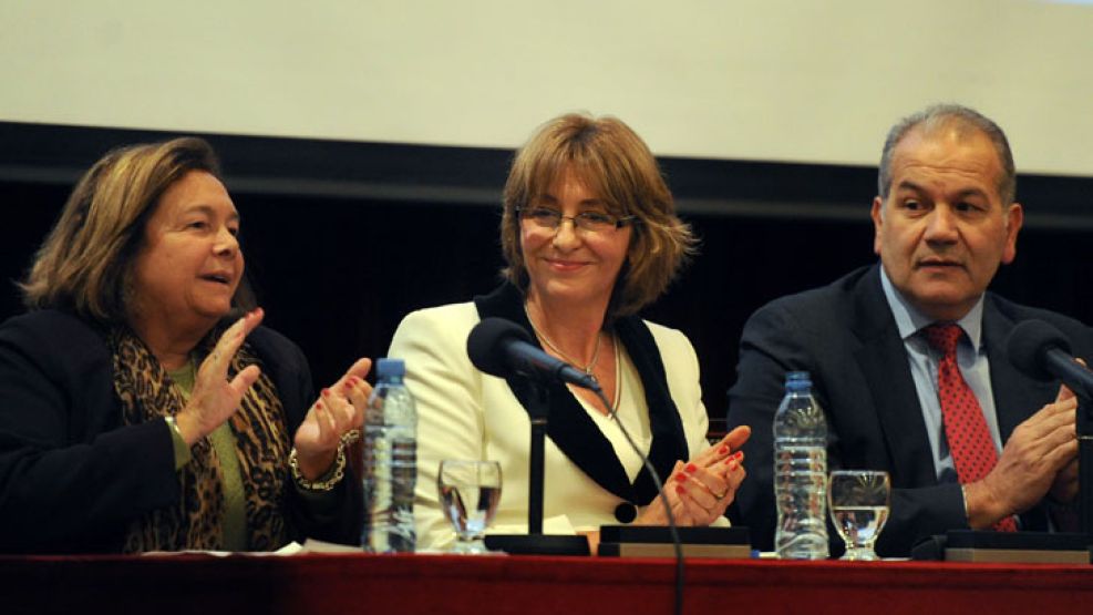 La Procuradora General de la Nación, Alejandra Gils Carbó, (Centro), y la Defensora General, Stella Maris Martínez, encabezaron hoy el acto de lanzamiento de la "Escuela del Servicio de Justicia".