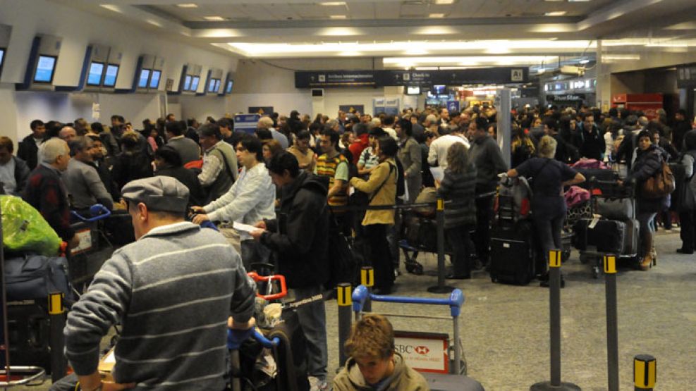 Los vuelos de Aerolíneas Argentinas y Austral seguían presentado demoras esta mañana tras las 60 cancelaciones de este miércoles por problemas tecnológicos en el sistema.