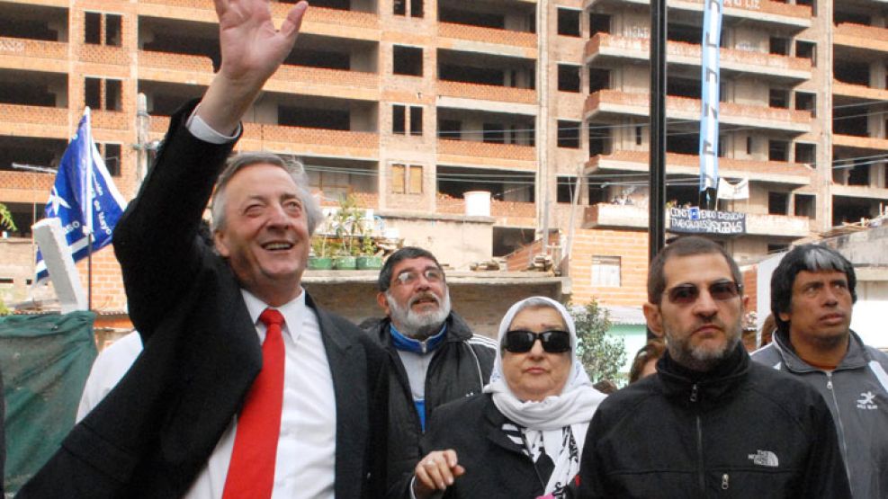 Tras la muerte del expresidente, y luego de un sinfín de escándalos -entre ellos el de Sueños Compartidos, Bonafini y Schoklender- el santacruceño comenzó a alejarse de la mesa chica presidencial. 