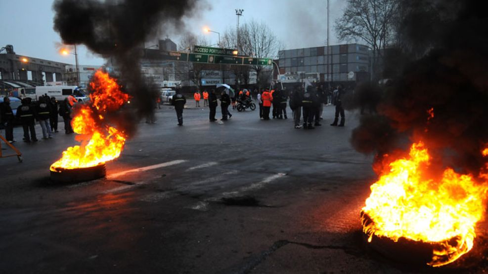 Unos 300 estibadores bloqueaban hoy el tránsito frente a las terminales 5 y 7 del puerto de Buenos Aires.