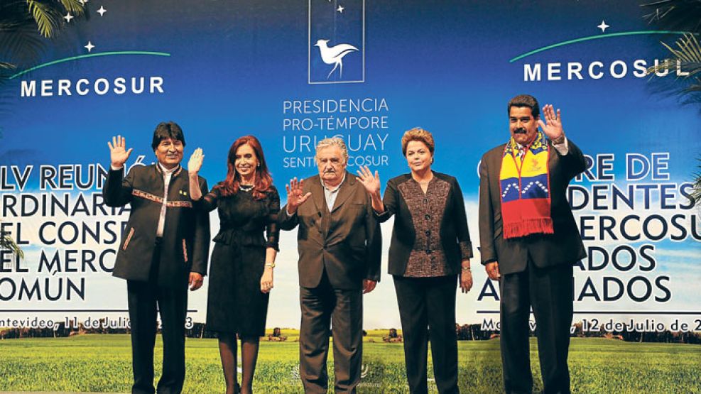 Familia. Evo Morales, Cristina Kirchner, Pepe Mujica, Dilma Rousseff y Nicolás Maduro saludan en la cumbre de Montevideo, que estuvo marcada por la crisis del espionaje internacional.