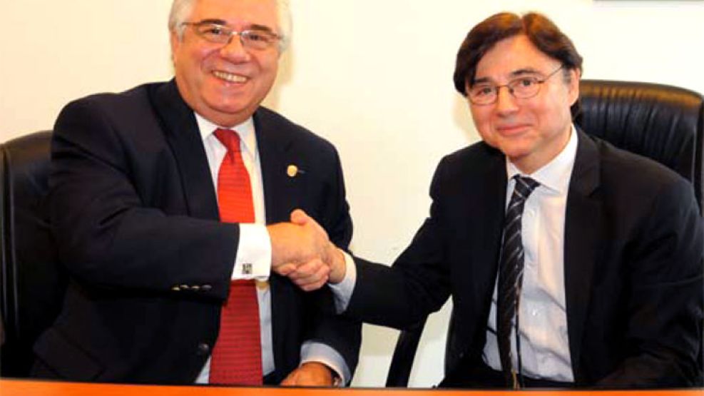 Juan Tobías, rector de Universidad del Salvador, y Jorge Fontevechia, CEO de Perfil