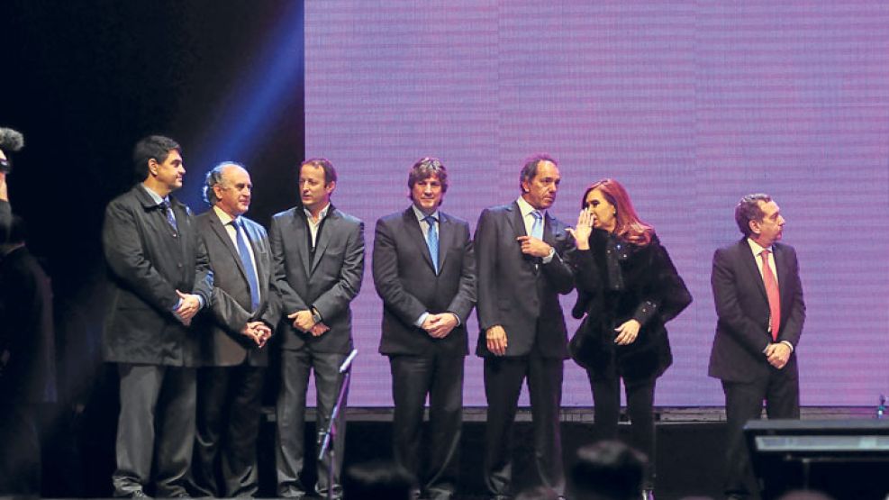 Juntos. La jefa de Estado dialoga con el gobernador bonaerense antes de tomar la palabra.