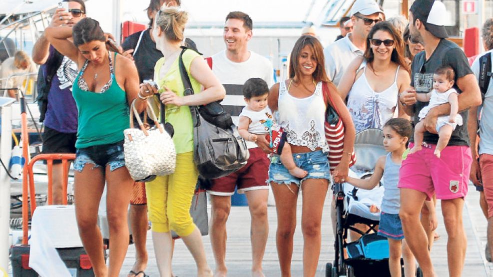 Y un dia fue a la playa. Esta semana, Leo y su familia pisaron la playa junto a las de Cesc Fábregas y Pinto, sus compañeros en el Barcelona. Fueron los últimos días antes de iniciar la pretemporada: 