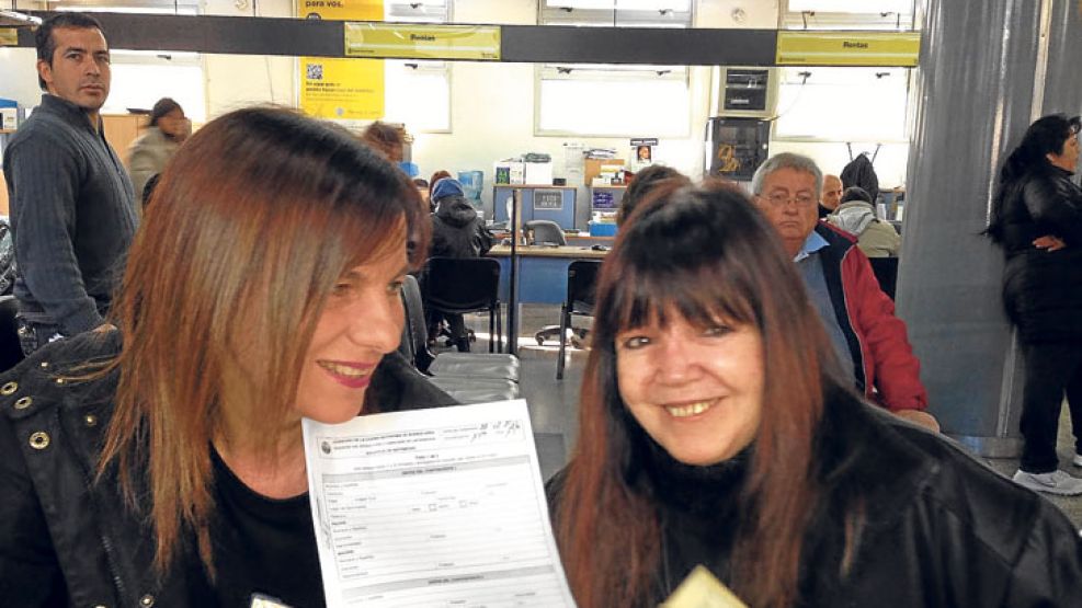 Felices. La pareja subió una foto del día que hicieron los trámites para el casamiento por civil. 