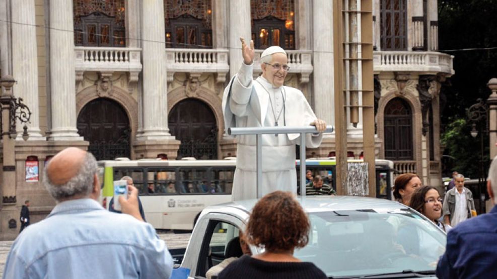 Fervor. Una estatua del Papa recorre las calles de Río de Janeiro.