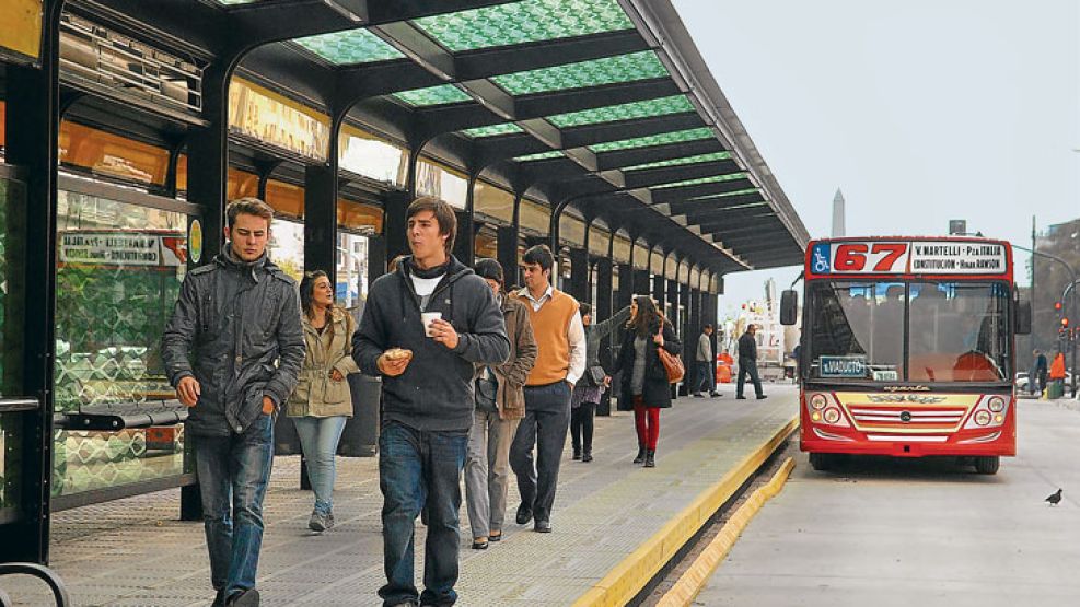 Parada. Por los carriles exclusivos circularán diez líneas y unos 200 mil pasajeros por día. Calculan que en las horas pico podría haber alrededor de 400 personas esperando colectivos en cada estación