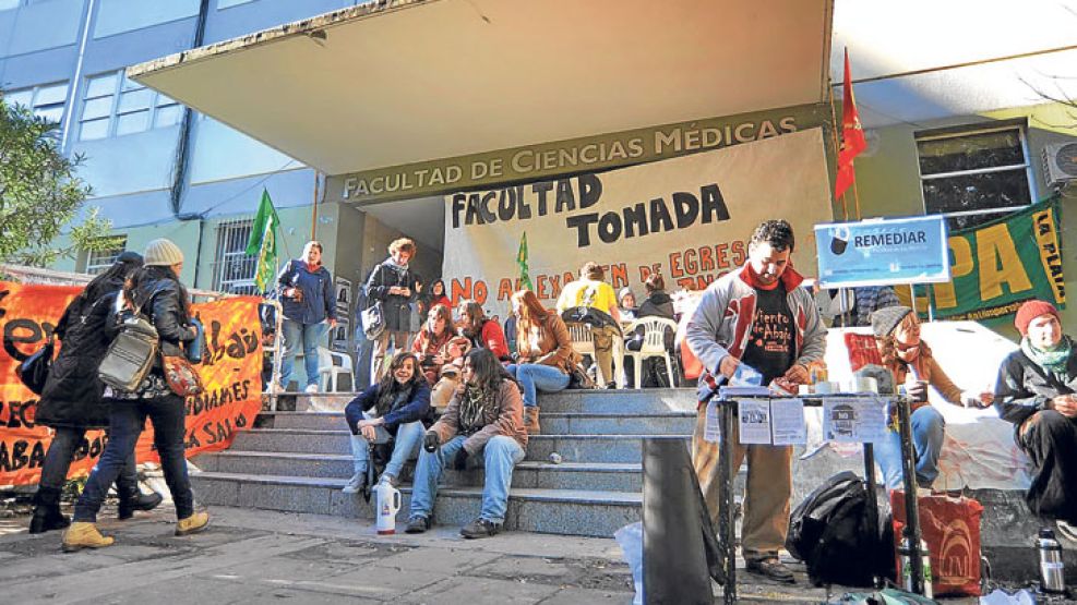 Protesta. Los futuros profesionales tomaron la Facultad de Ciencias Médicas en reclamo por las medidas “restrictivas y elitistas” y una mejor calidad educativa.