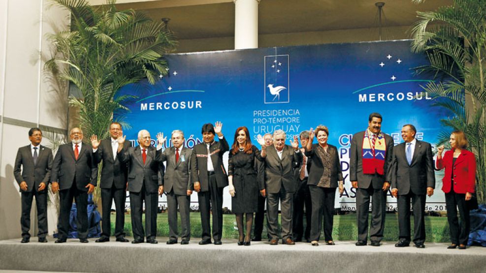 Una familia no tan unida. Evo Morales, Cristina Kirchner, Pepe Mujica, Dilma Rousseff, Nicolás Maduro y el resto de los representantes que asistieron a la Cumbre de Montevideo saludan al final de la r