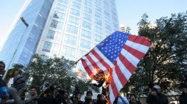 Los manifestantes quemaron la bandera norteamericana en las puertas de YPF durante las protestas de hoy.