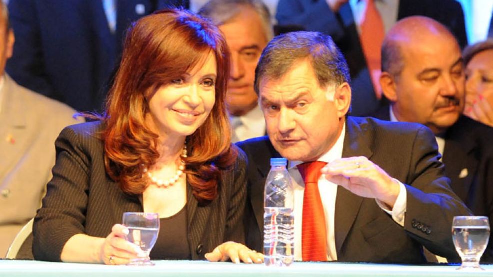 El intendente de Florencio Varela desde 1992, Julio César Pereyra, junto a la Presidenta. 