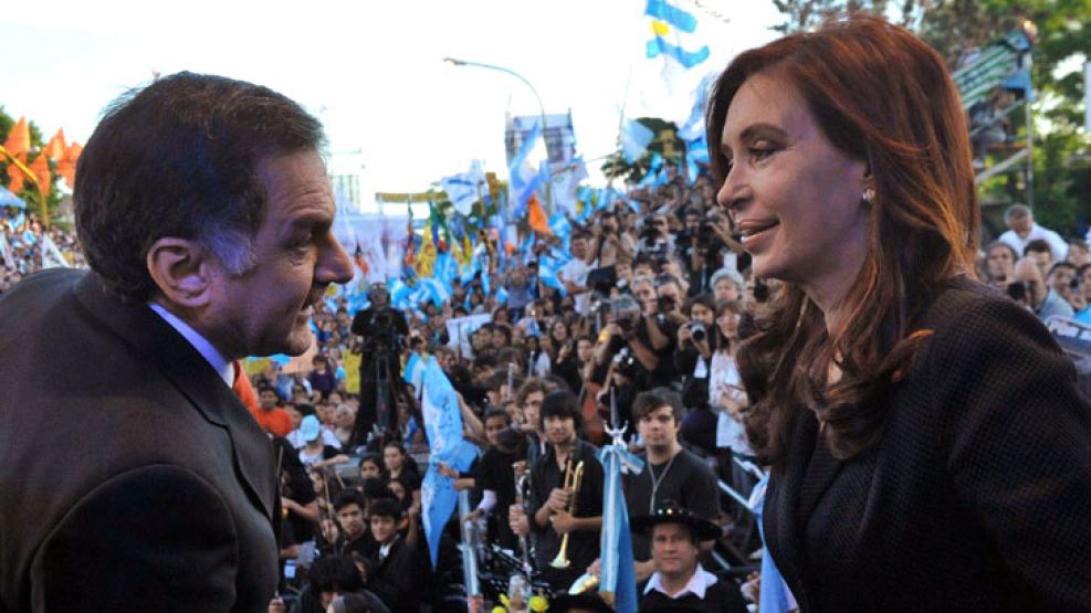 El intendente de Florencio Varela desde 1992, Julio César Pereyra, junto a la Presidenta en la campaña de 2011.