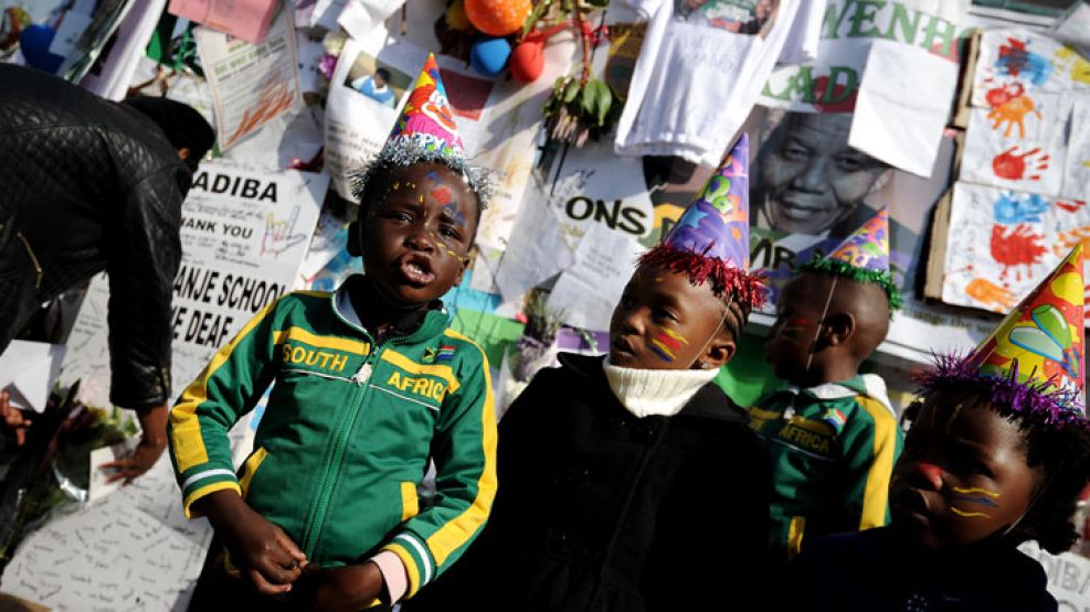 El pueblo sudafricano festeja el 95 cumpleaños de su líder.