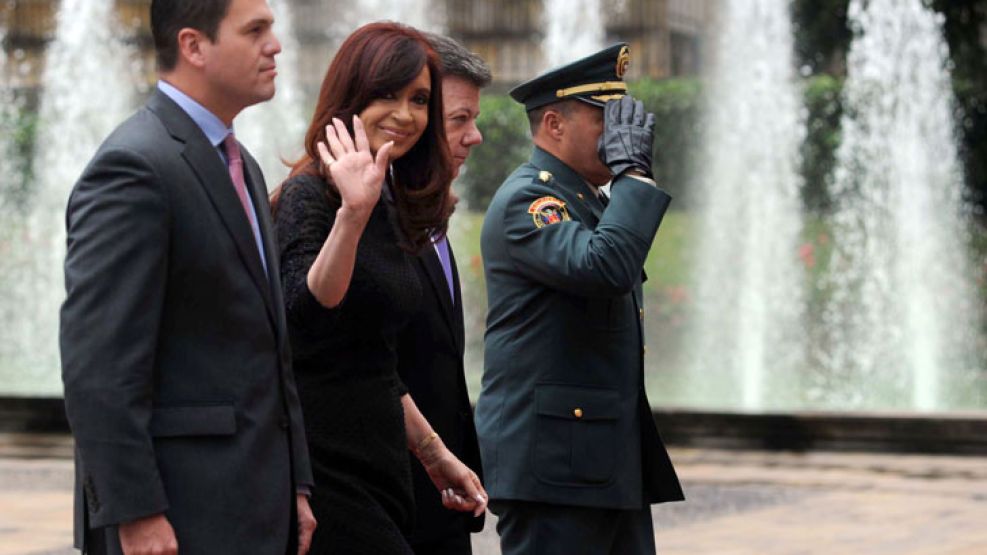 La Presidenta fue recibida por Santos con honores militares.