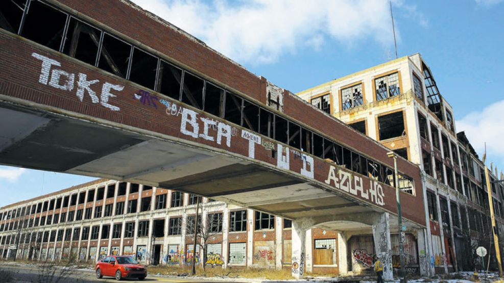 Desolacion.  Uno de los 78 mil edificios abandonados de Detroit, que pasó de ser la cuarta urbe más importante en la década de 1950 a tener una de las tasas de desempleo más altas del país.