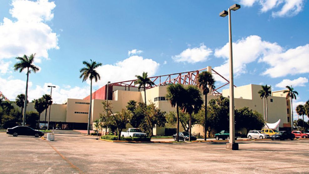 Centro de entretenimiento. Pondrá restós y tragamonedas. 