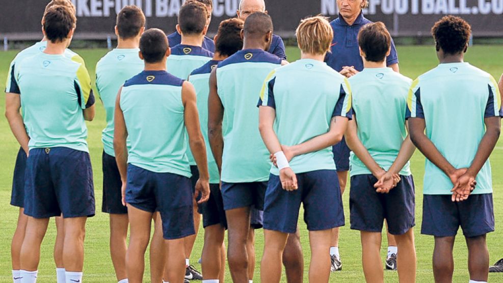 El último dia. Vilanova, ayer, con los jugadores del Barcelona en su último entrenamiento al frente del equipo. Fue el técnico sólo durante una temporada, y ganó la Liga con cien puntos.