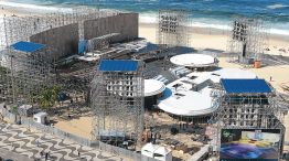 Via crucis en la playa. Las autoridades armaron un escenario para el Papa en Copacabana.