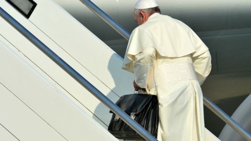 El Papa Francisco abordando el vuelo que lo llevará hasta Río de Janeiro.