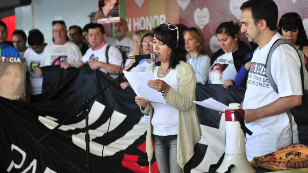 María Luján Rey y Paolo Menghini, padres de Lucas, junto a familiares y amigos de las víctimas de la tragedia de Once, en un acto recordatorio.