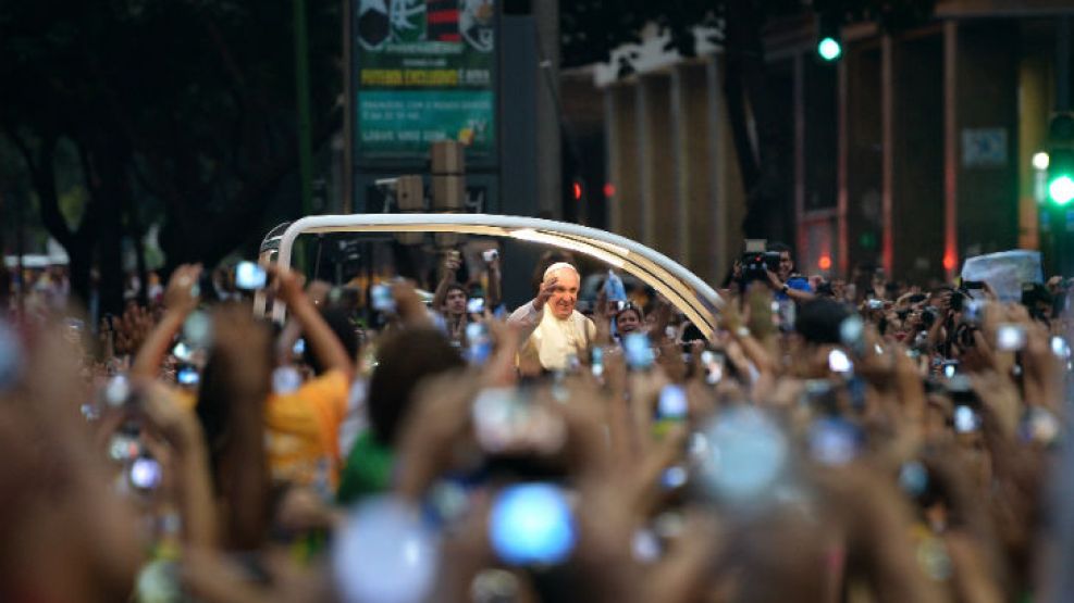 Recién llegado a Brasil, el Papa argentino recorrió las calles de Río y le pidió "fuerza a la juventud para evangelizar naciones".