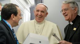 Desde el avión, Francisco se reunió con los periodistas acreditados y les dijo que para tener futuro "es necesario la fuerza de los jóvenes y la sabiduría de los ancianos".