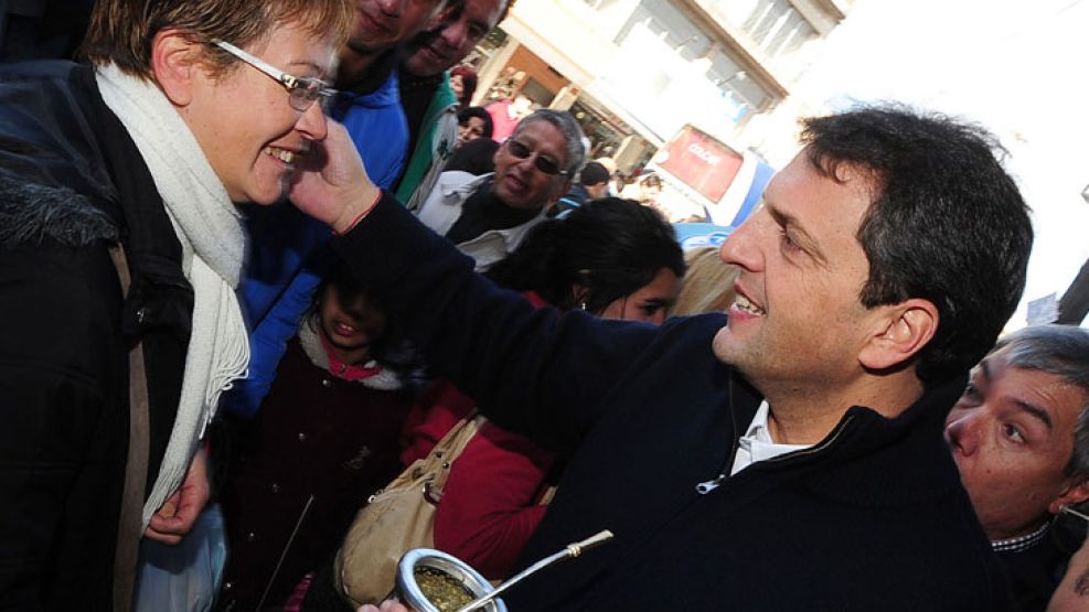 El candidato del Frente Renovador, el intendente tigrense Sergio Massa, en una recorrida en Quilmes este fin de semana.