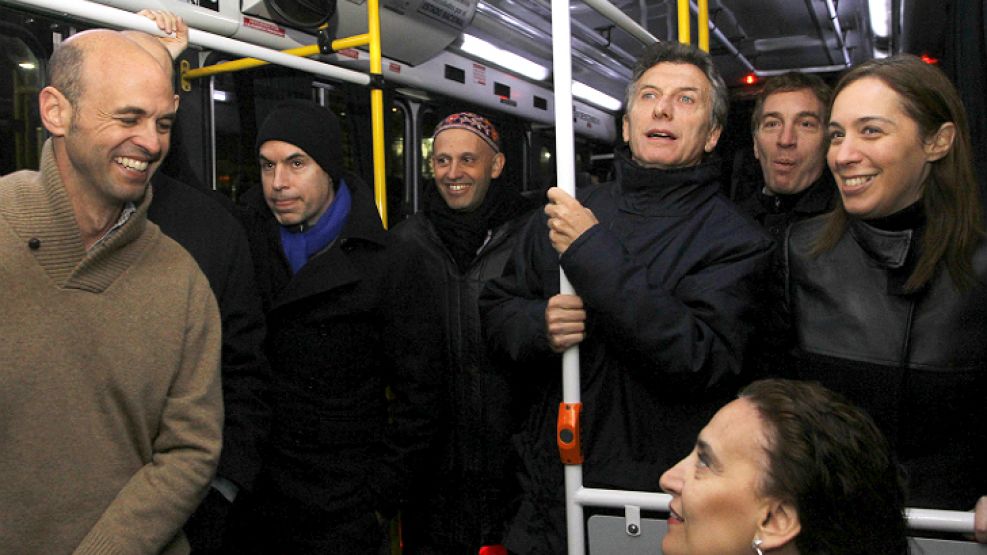 Macri acompañado por toda la plana mayor del PRO, en el recorrido previo a la inauguración.