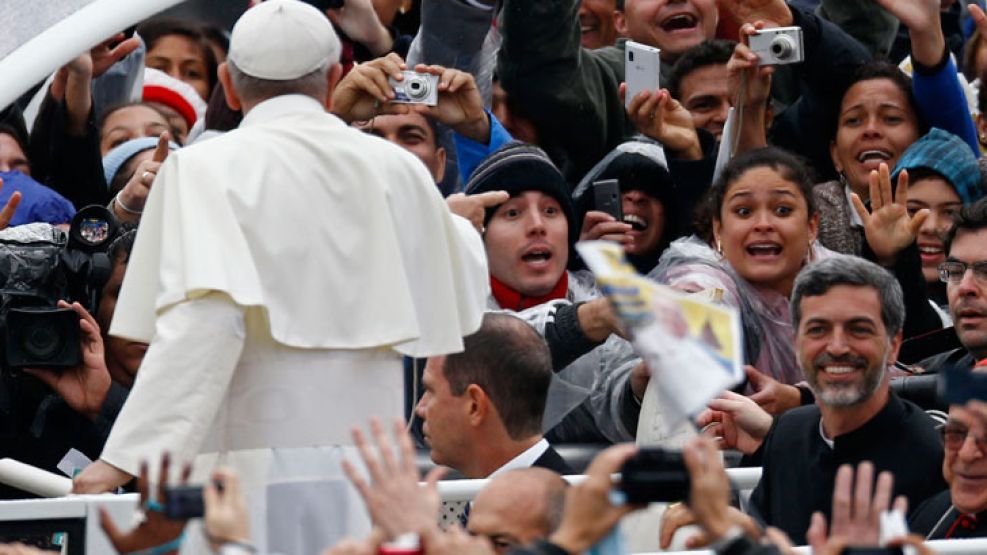 A pesar de la lluvia, una multitud de fieles se agolparon alrededor del santuario.