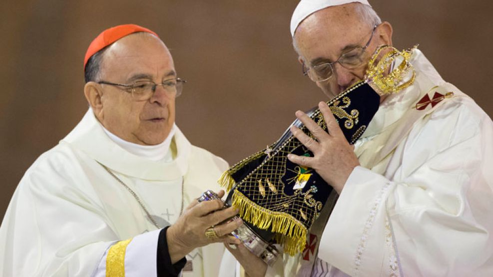 En el santuario, el Papa recibió una réplica de la Virgen negra.