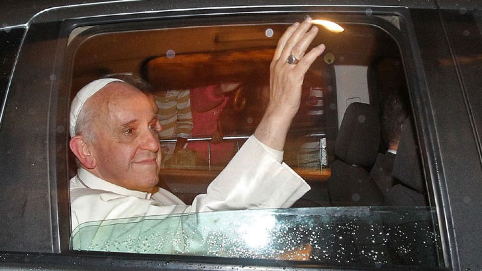 Visiblemente cansado, Francisco se reunió con sacerdotes cariocas, representantes de la orden franciscana en Brasil y adictos en recuperación.