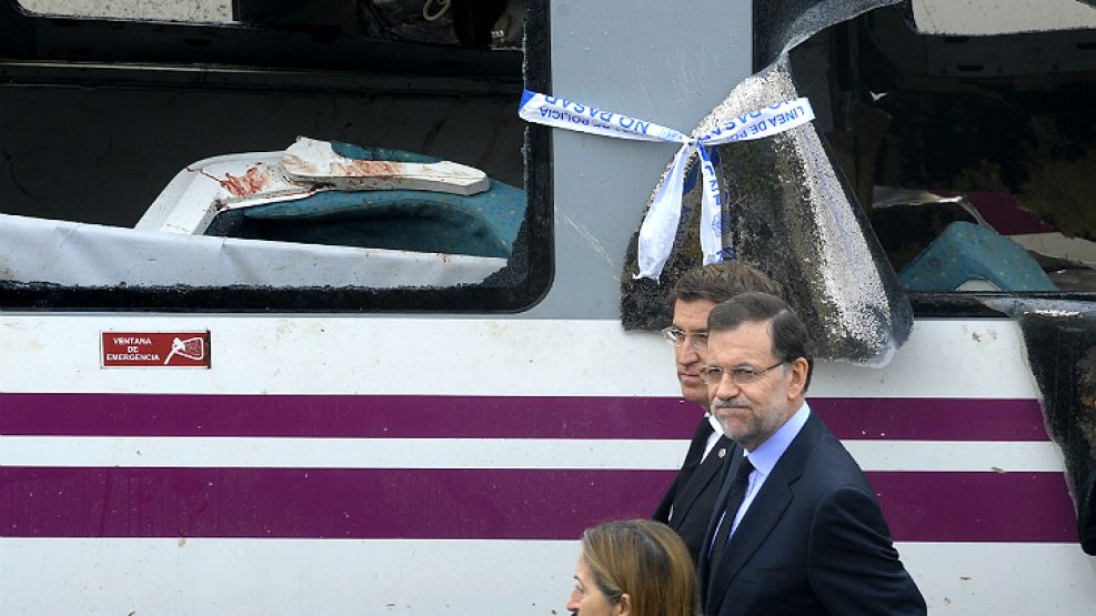 Mariano Rajoy durante su recorrida por el lugar de la tragedia, luego de enviar la carta de condolencias de la polémica.