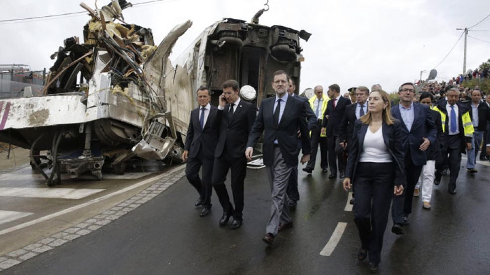 Mientras las autoridades de Galicia siguen identificando hora a hora a cada uno de los 80 muertos por el descarrilamiento de un tren en Santiago de Compostela, la prensa española comenzó a difundir al