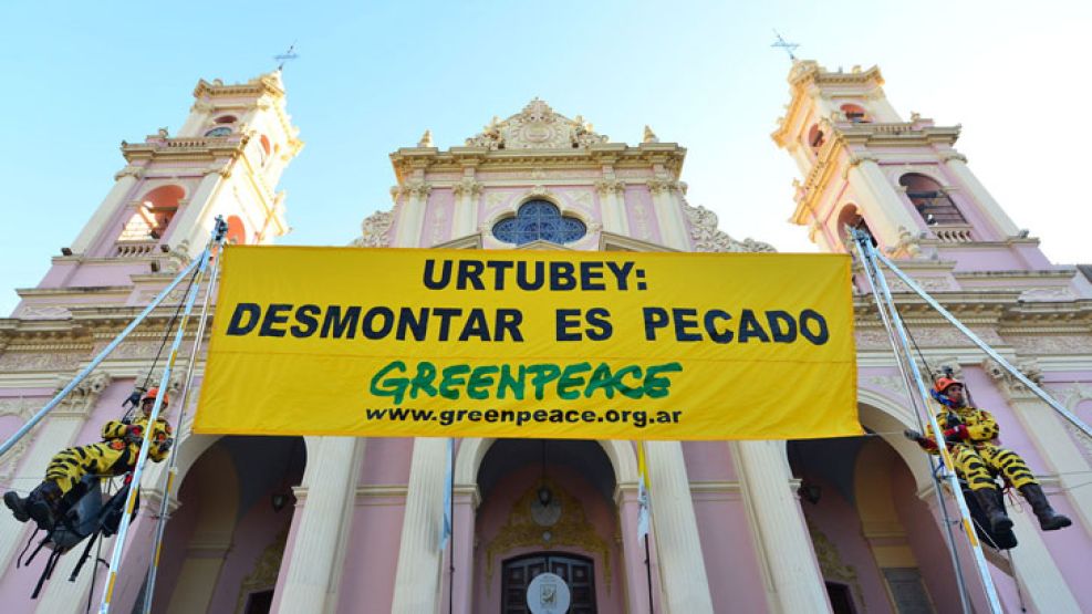 Ocho ambientalistas de la organización Greenpeace fueron detenidos (y posteriormente liberados) cuando reclamaban ante la Catedral de Salta el cumplimiento de la Ley de Bosques en la provincia norteña