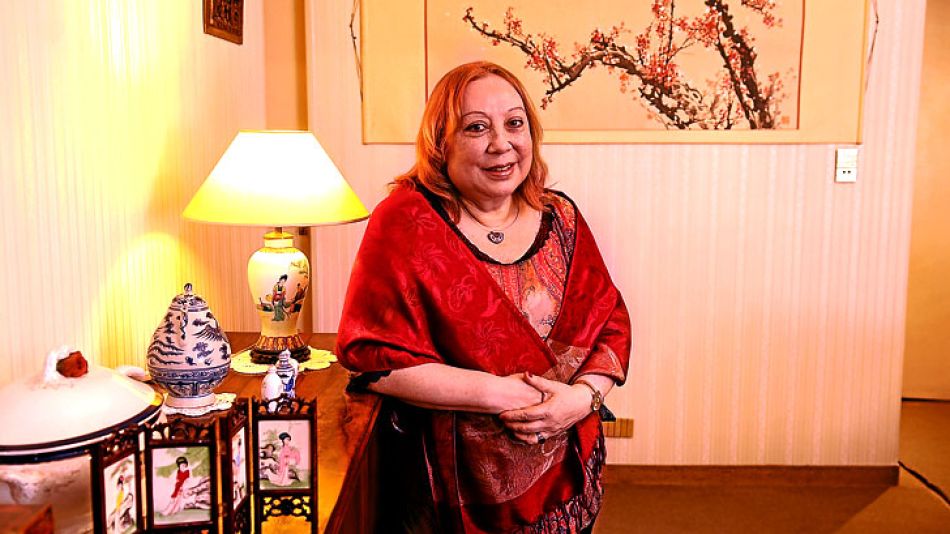 Dos mundos. Cada rincón de la casa de Yuan está repleto de referencias a “su segundo país”. En el living, un dibujo de la flor del ciruelo, a la que ella compara con el psicoanálisis.