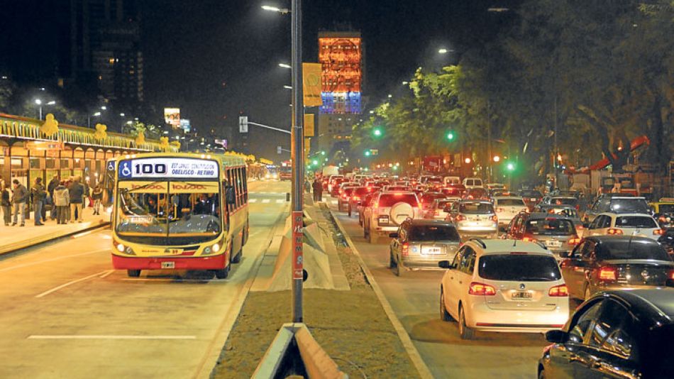 Estreno. Desde el miércoles a la tarde, recorrer en colectivo tres kilómetros sobre la 9 de Julio demanda sólo entre 15 y 20 minutos. Para los autos no hubo cambios.