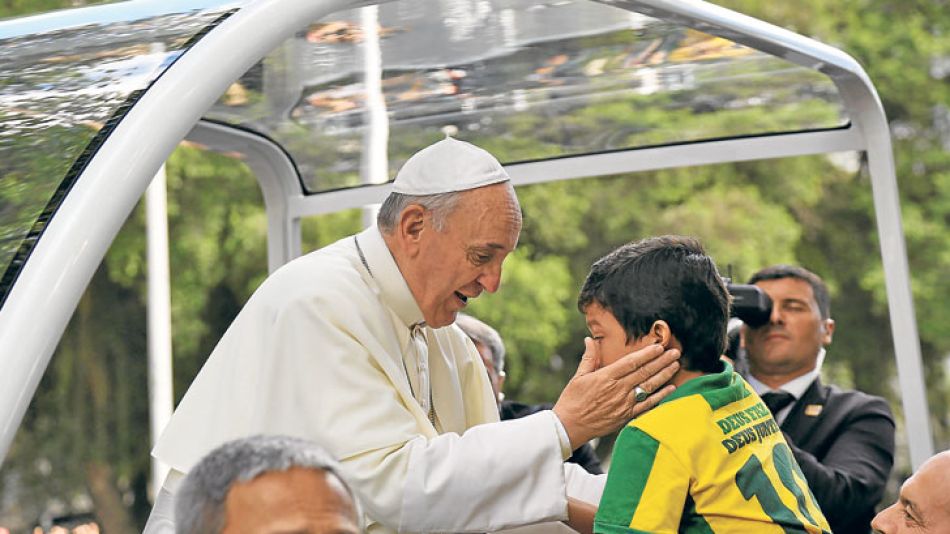Postales cariocas. El momento más emotivo de la jornada: un niño que quiere ser sacerdote abrazó a Francisco y rompió en llanto. Antes, el Papa rezó el Angelus en público. Los brasileños, jubilosos po
