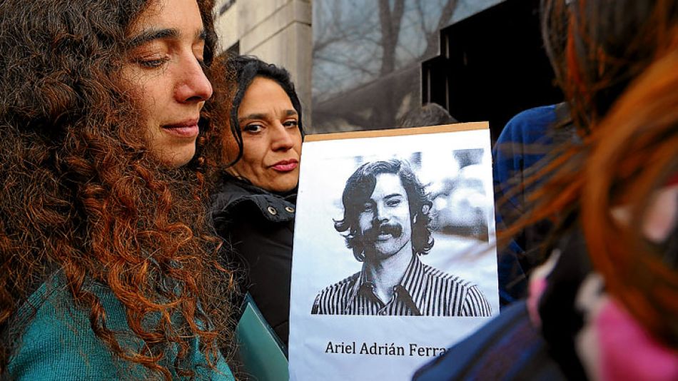 Una de las nietas de Ferrari con la foto de Ariel, el hijo que la dictadura militar hizo desaparecer.