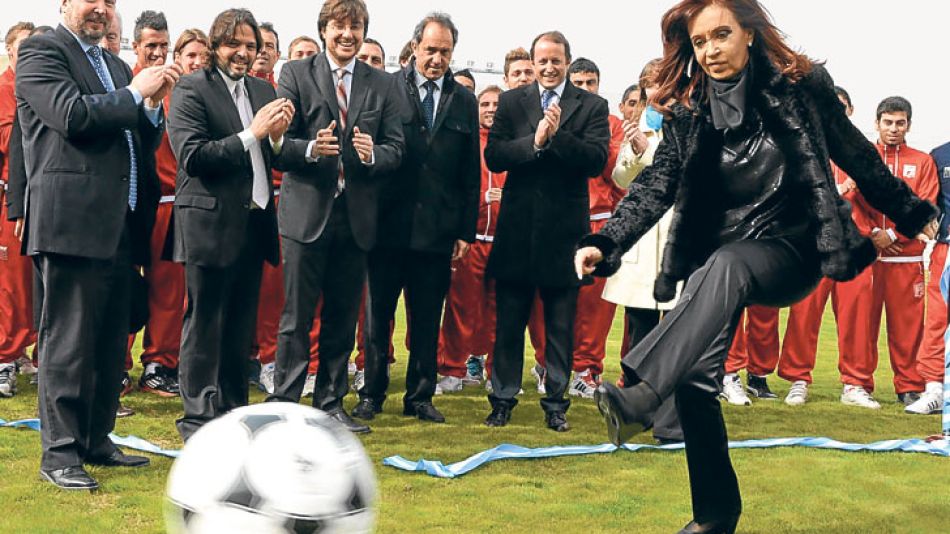 Zurdazo. Ayer, en la reinauguración del estadio de Deportivo Morón, la Presidenta junto a Sabbatella, Ghi, Scioli e Insaurralde.