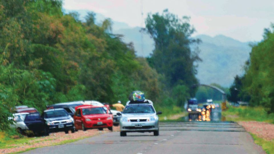 Ruta 50. A cien metros del puesto de Gendarmería, la gente se baja y cruza por el costado del control con su carga al hombro. Después, vuelven a subirse a los vehículos.