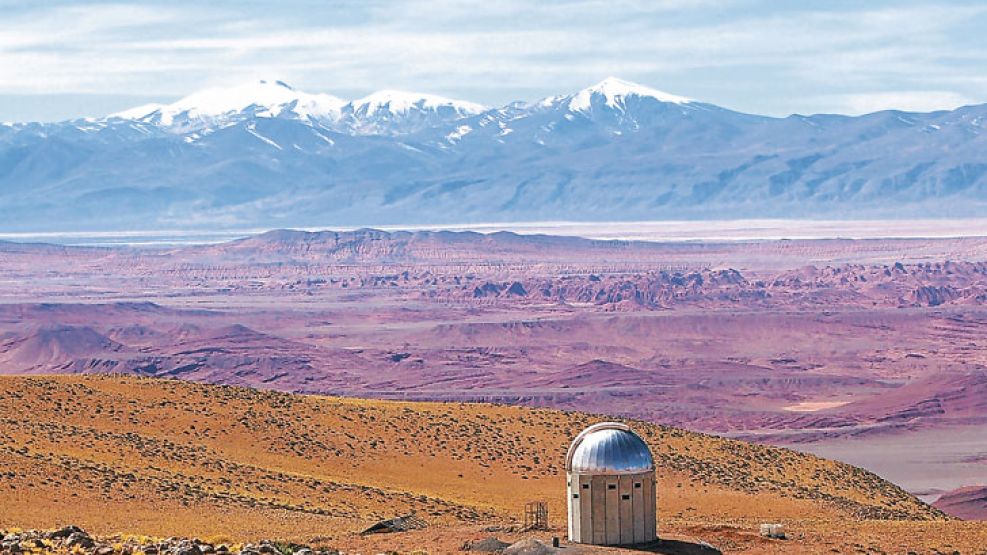 Cupula. Está ubicada en el Cerro Macón, a 4.600 metros de altura. Allí, técnicos trabajan para montar el telescopio. 