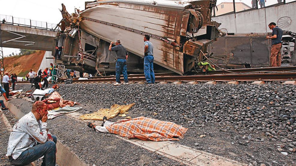 Dolor. El mayor accidente de los últimos años enlutó a la sociedad española. Error humano y fallas en el sistema de frenos.